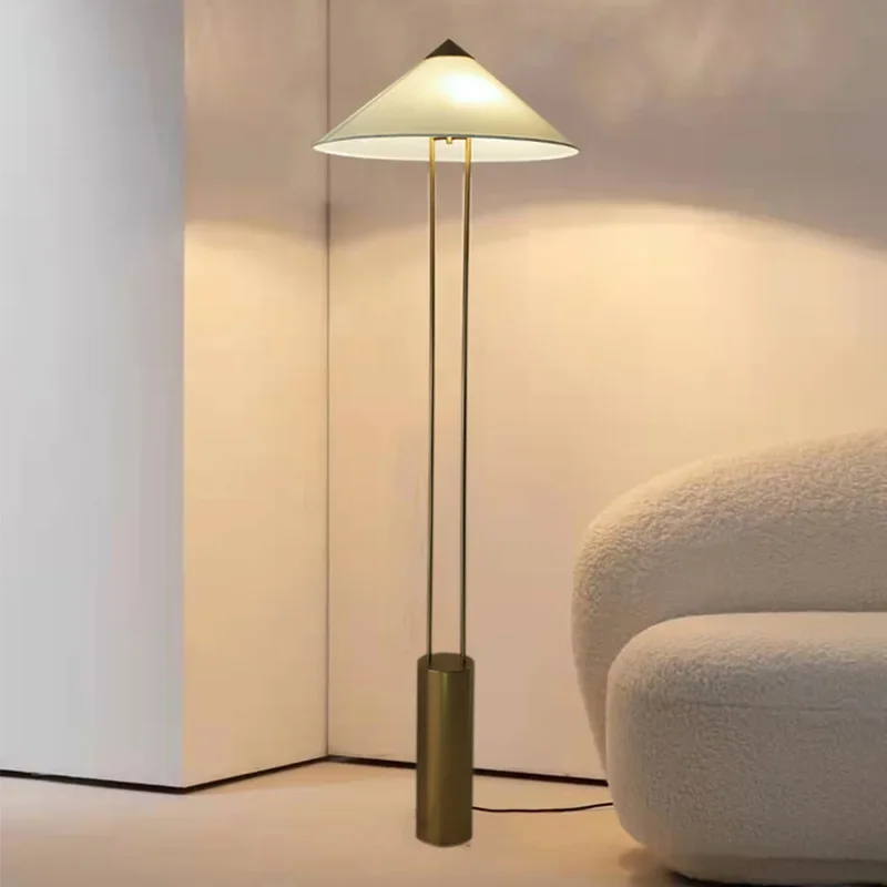 Lampada da terra medievale nordica, camera da letto moderna e semplice del soggiorno, sala campioni lato divano, lusso leggero creativo, lampada da terra verticale
