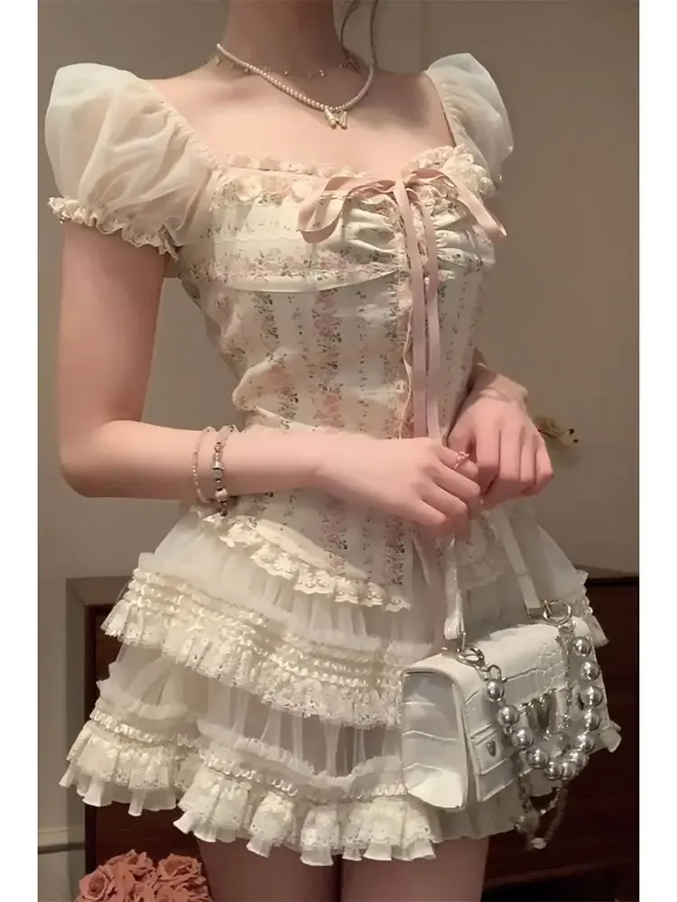 

Милые топы с квадратным воротником и бантом, пышными рукавами, облегающие женские топы с цветочным принтом + кружевные юбки с высокой талией и рюшами, новинка 2025, летние новые комплекты из двух предметов