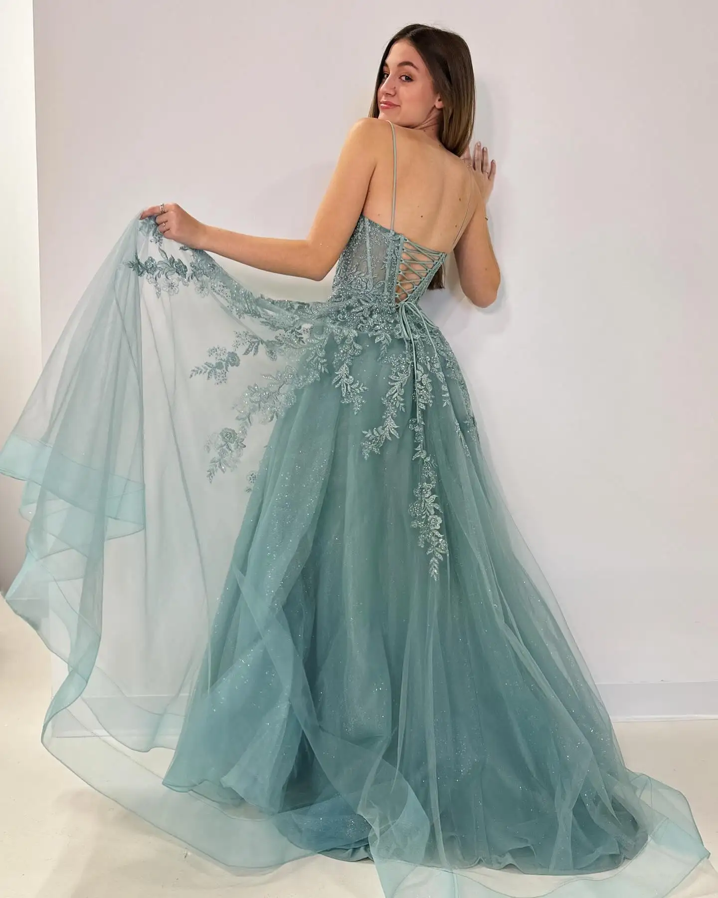 Sparkly สปาเก็ตตี้สายรัด A-Line Tulle PROM Dresses V คอ Appliques Sequins Ruched ชุดราตรีหรูหราชุดสตรี