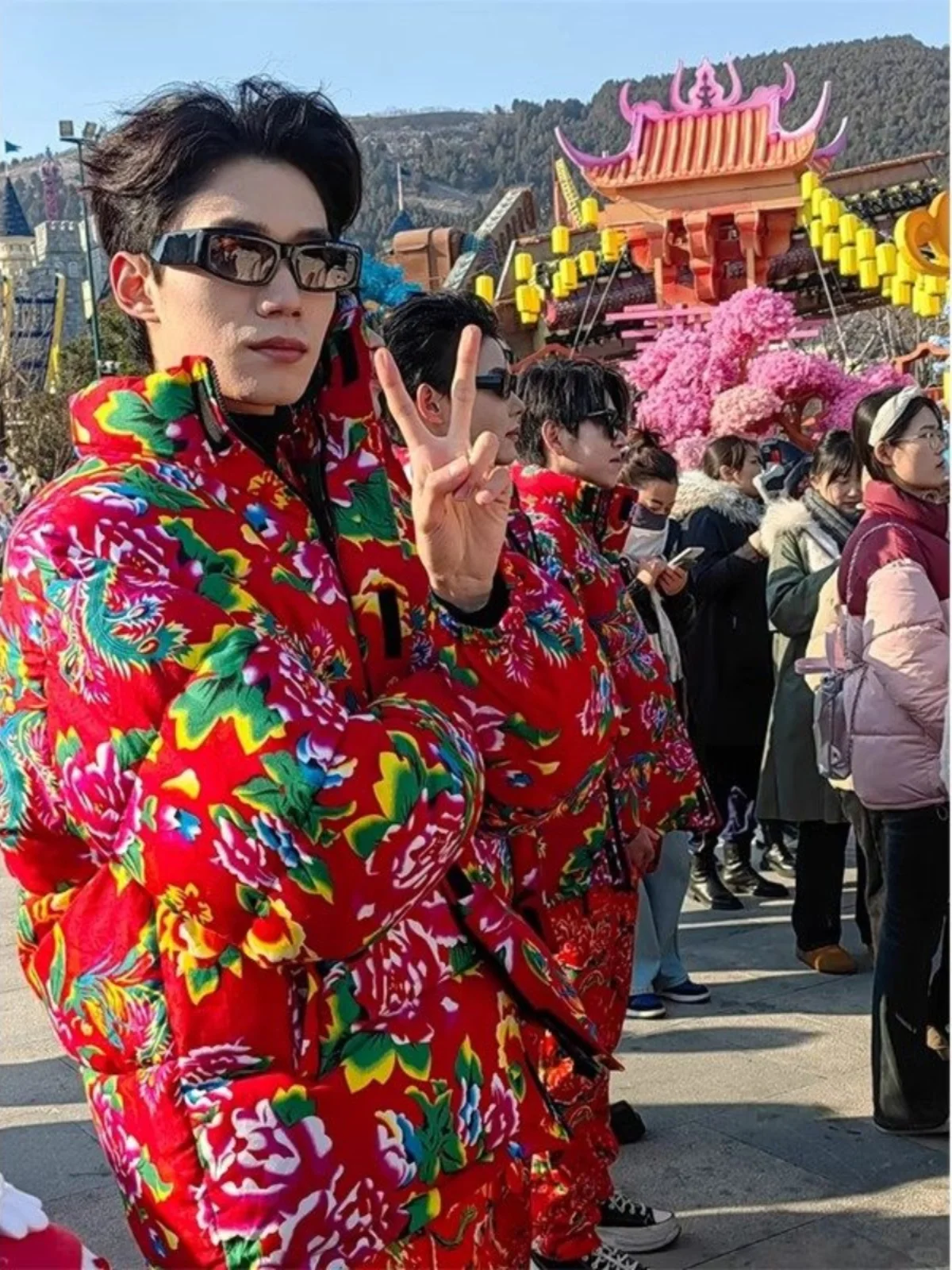 

Новая утепленная хлопковая куртка 2024 года в северо-восточном стиле с крупным цветочным узором, в новом китайском стиле, для молодежи, повседневная зимняя, на молнии