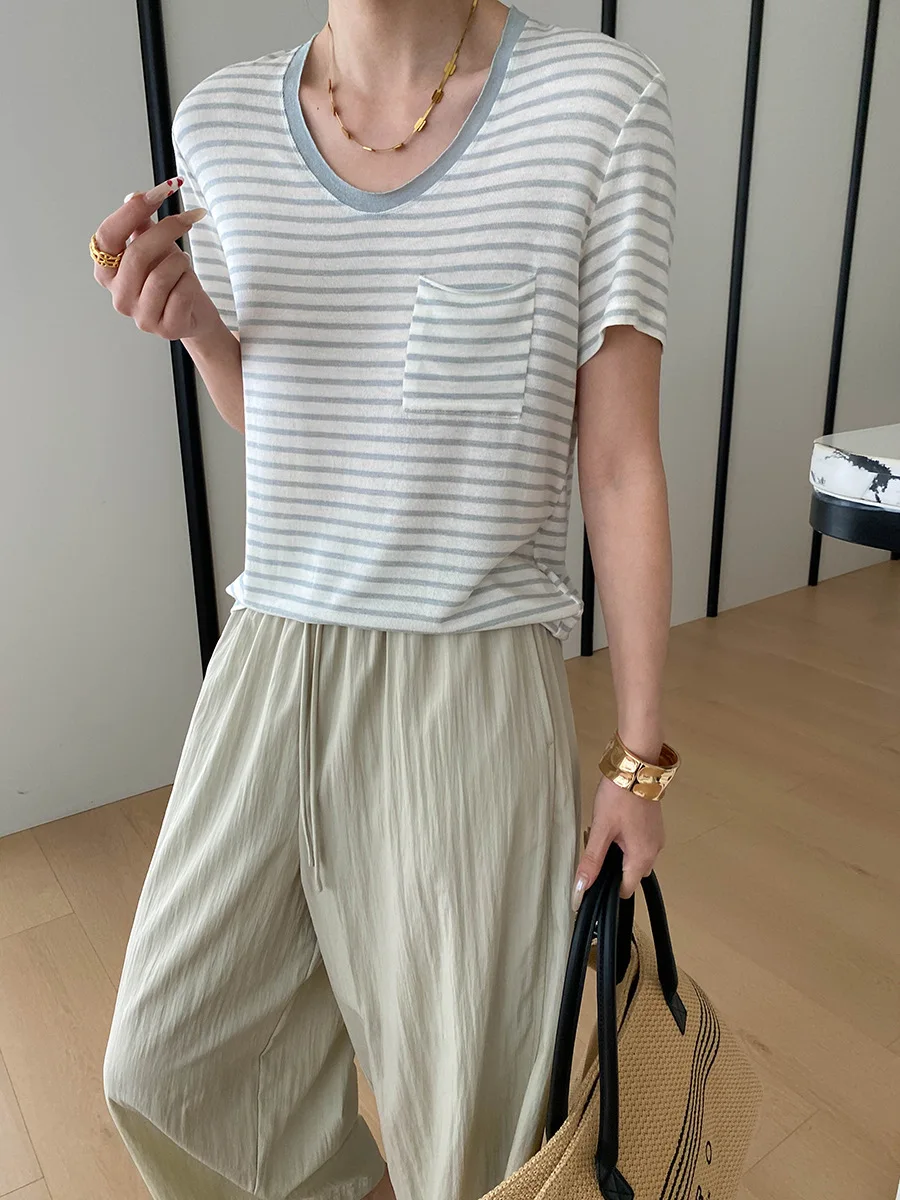 Sommerliches Damen-T-Shirt mit Rundhalsausschnitt, Tasche und lockeren kurzen Ärmeln – Detail 6