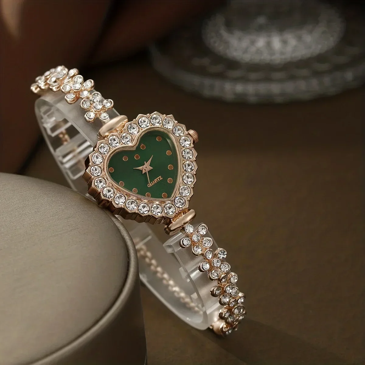 Ladies' watches are versatile in temperament, fashionable, simple and trendy in style, and ladies' quartz watches