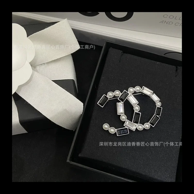 

Small Pearl Black and White Splicing Brooch Women's Light Luxury French Pin High-end Square Diamond Brooch