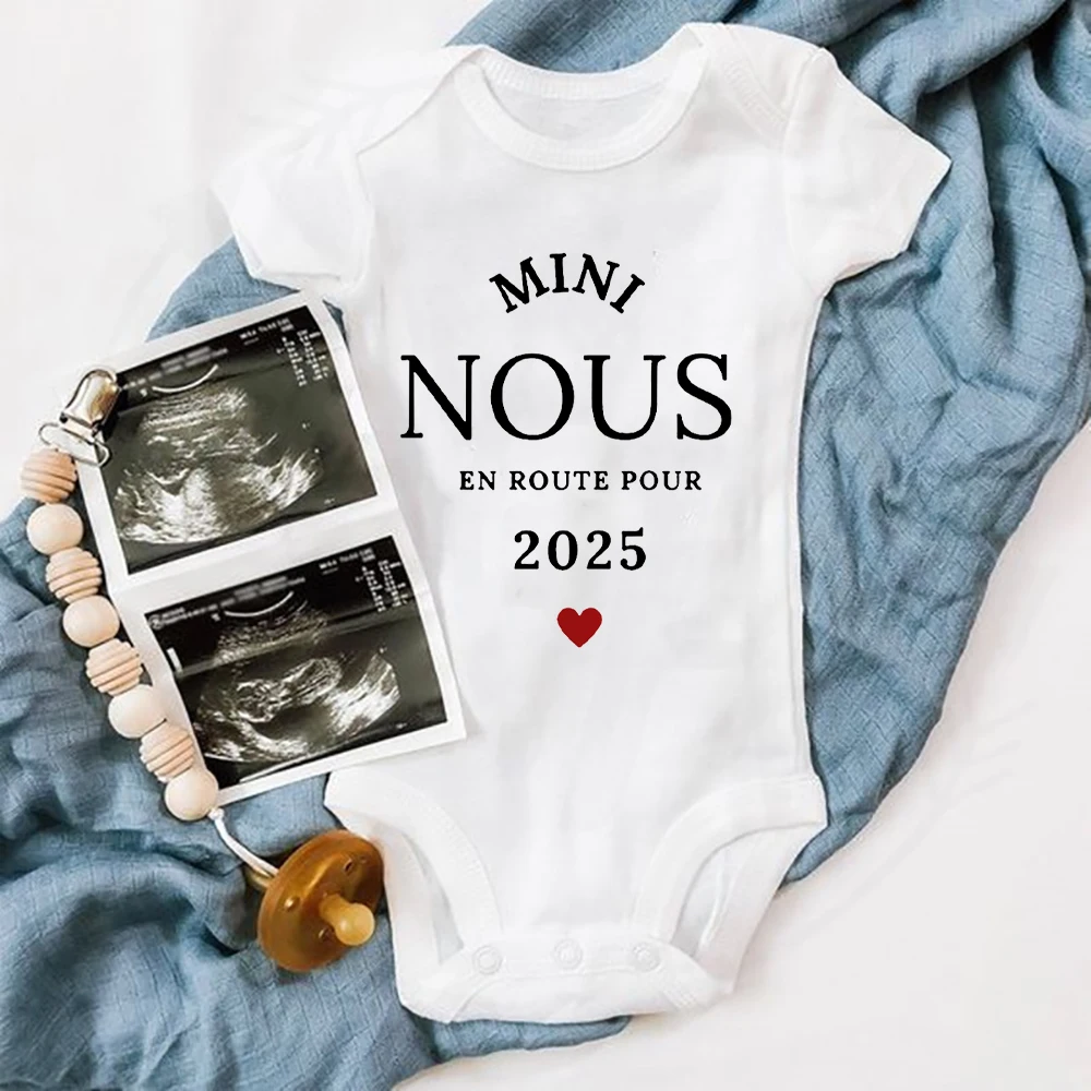 Mini Nous En Poute Pour 2025 drukowane śpioszki dla niemowląt ogłoszenie ciąży ubrania noworodka body z krótkim rękawem kombinezon dla malucha