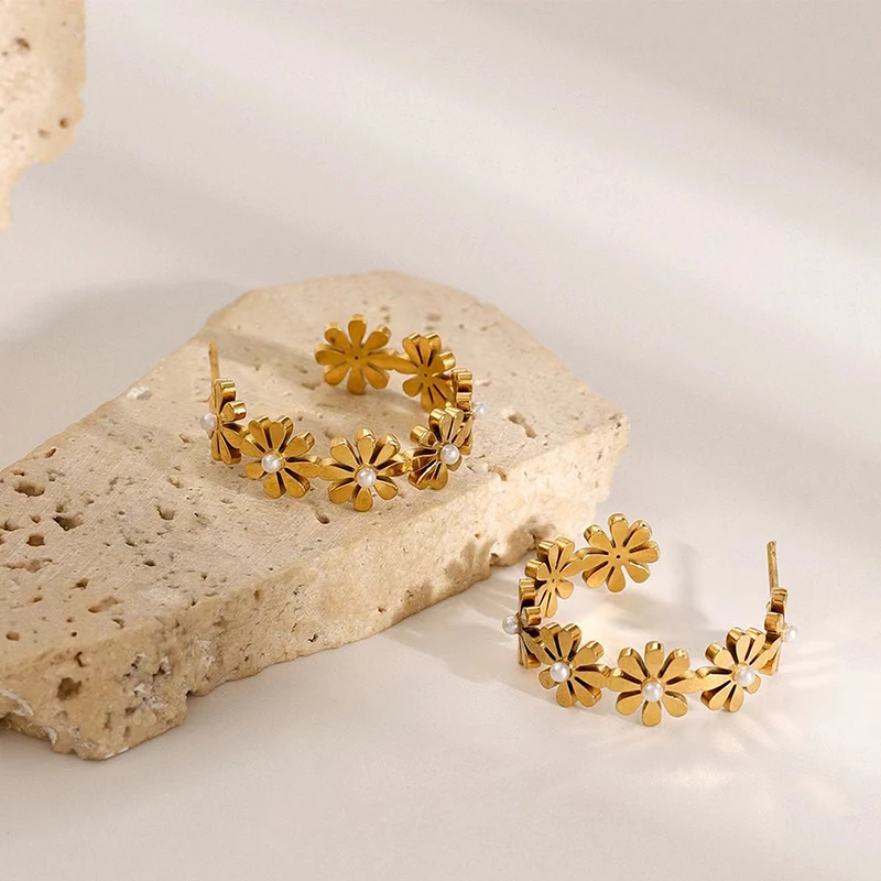 

ROXI | Elegant Daisy Bracelet for Women and Girl Stainless Steel Charms Gold Pearl Jewelry French Style