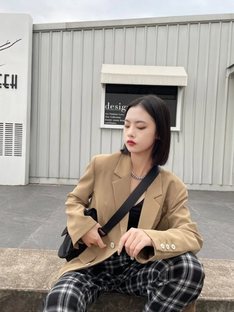 سترة نسائية جديدة لربيع وخريف 2025 على الطراز الكوري سترة عتيقة للشارع فضفاضة مزدوجة الصدر سترة طالب مميزة غير رسمية رائعة