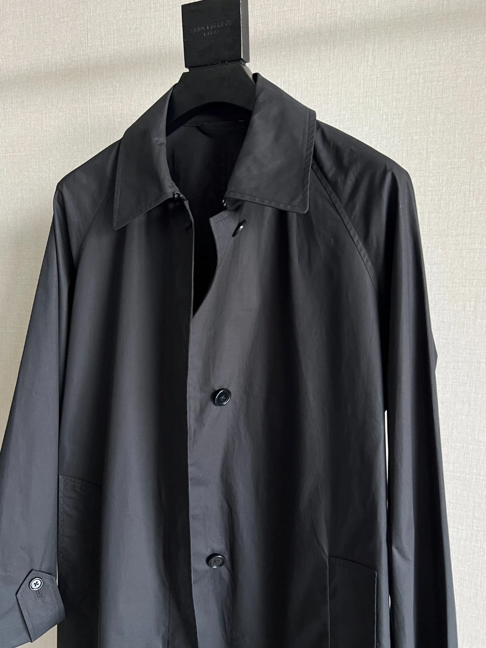 ความหนาแน่นสูงซาติน Twill Silhouette เสื้อกันลมสีดําผู้หญิง Trench