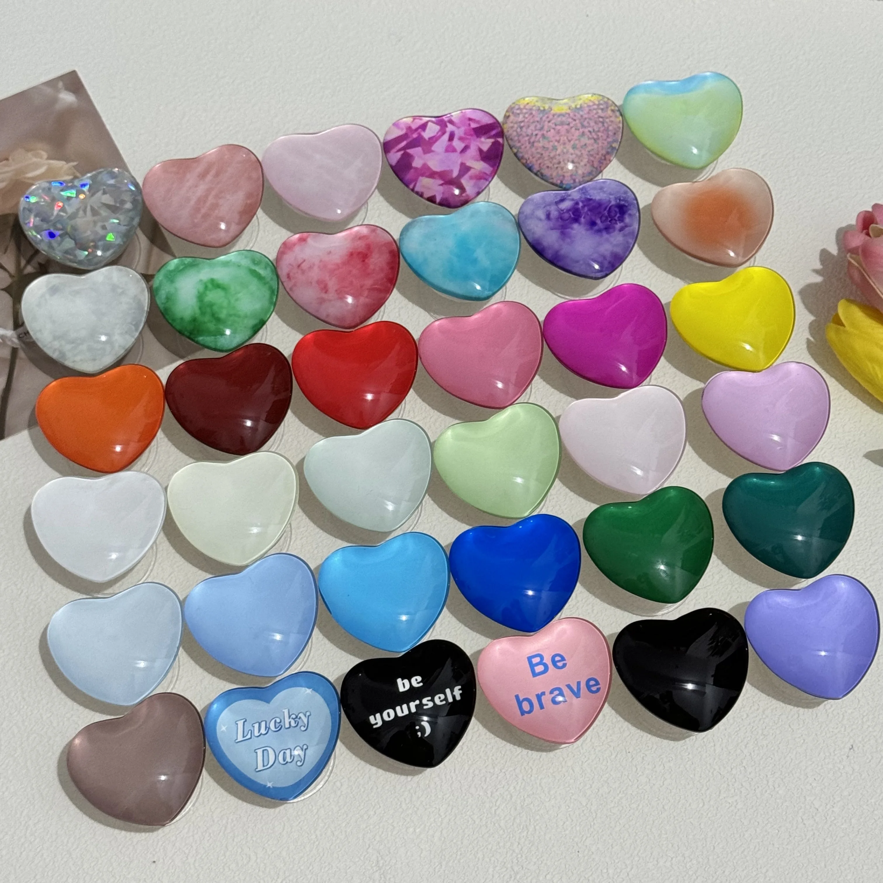 Магнитный держатель для телефона в форме красочного сердца, доступны различные узоры, с вдохновляющими текстами, стильный и практичный