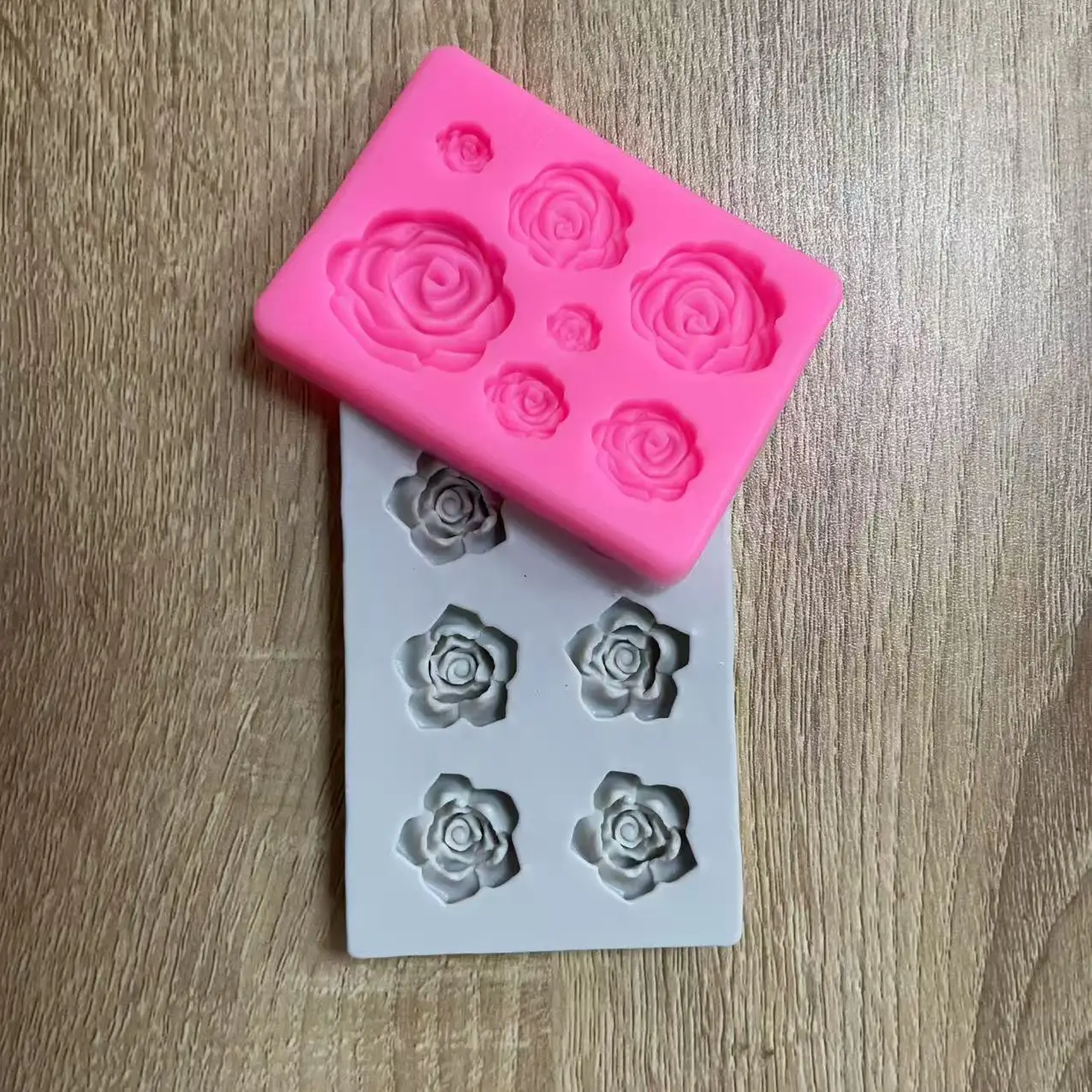 Silikonform „Graue Rose“, Form „Rosa Rose“ (mit 7 gleichförmigen Formen, in großen und kleinen Größen), geeignet für Kuchen, Seifen, Schokolade, Weichkuchen. – Detail 1