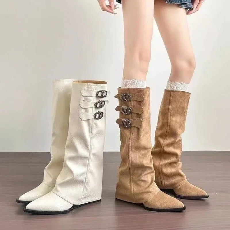 

Брючные ботинки на платформе с острым носком внутри, женские белые длинные рыцарские сапоги на танкетке с пряжкой на ремне без колена