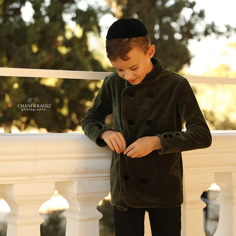 Familien-Partnerlook: Neues Shabbos-Velours-Set für Kinder – Mädchenkleid, Jungen-Oberteil, Baby-Overall mit Blumenstickerei und Schleife – Detail 13