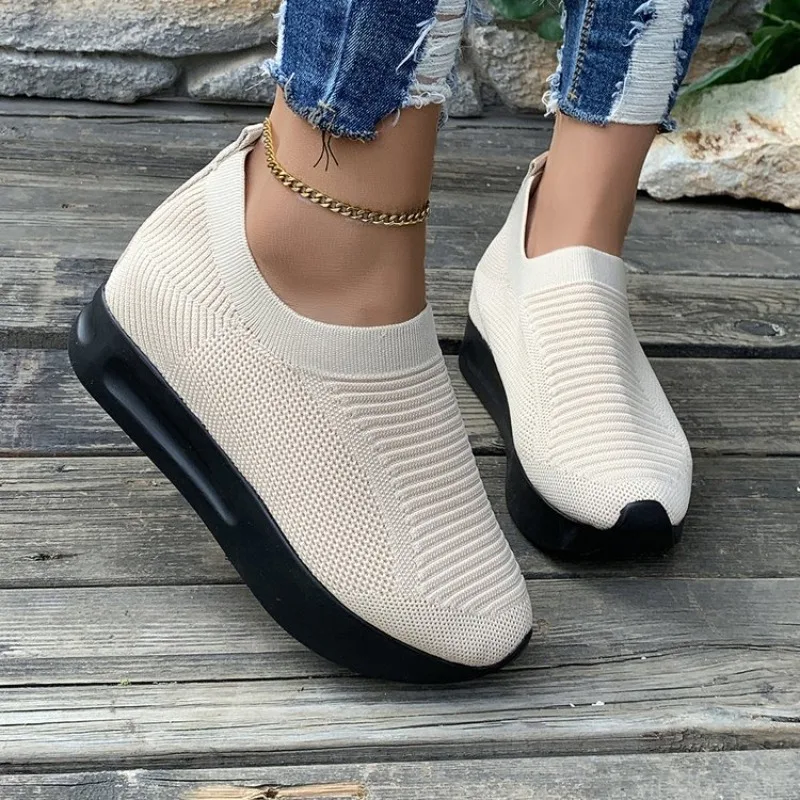 

2026 Lightweight Casual Comfortable Breathable Outdoor Travel Shoes Flat Bottomed Sports Shoes for Women