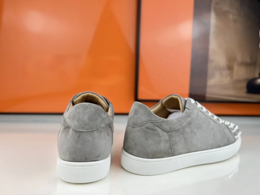 Luxury Men's Low Top Grey Suede Leather Sneakers Lace Up Silver Rivet Toe Loafers Red Bottom Trainers Casual Walking Boat Shoes