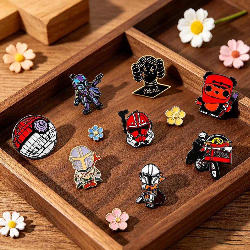 Set de 8 Broches Esmaltados de Star Wars: Personajes de la Película (Estrella de la Muerte, Mandaloriano, Princesa Leia Organa) - Joyería y Regalo para Fans
