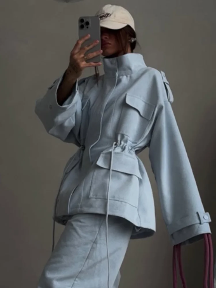 Chaqueta Azul Claro con Cuello Alto y Cierre de Botones para Mujer, Bolsillos con Solapa, Cintura Ajustable con Cordón, Parka de Manga Larga, Abrigo Informal para Dama