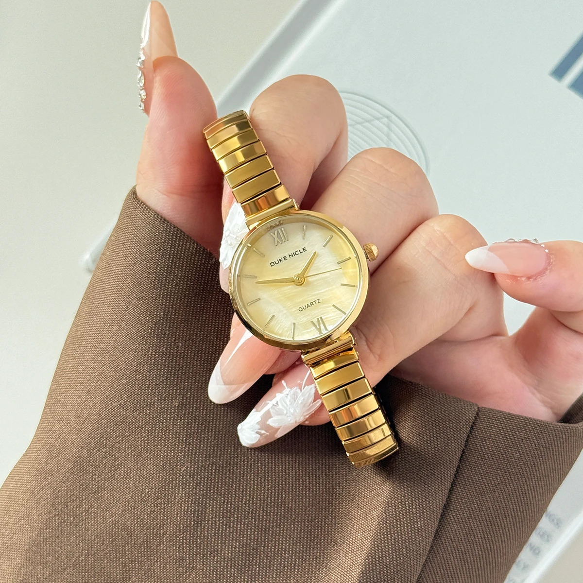 

Простые часы с круглым циферблатом для женщин, эластичный ремешок из нержавеющей стали, золотой браслет, кварцевые наручные часы, студенческие женские часы Reloj