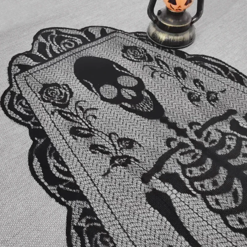 1 Stück Halloween-Tischflagge mit düsterem Skelett-Motiv, Rosen-Spitzenbesatz, Tischdeko-Stoff für eine Halloween-Party im Spukhaus-Stil. – Detail 6