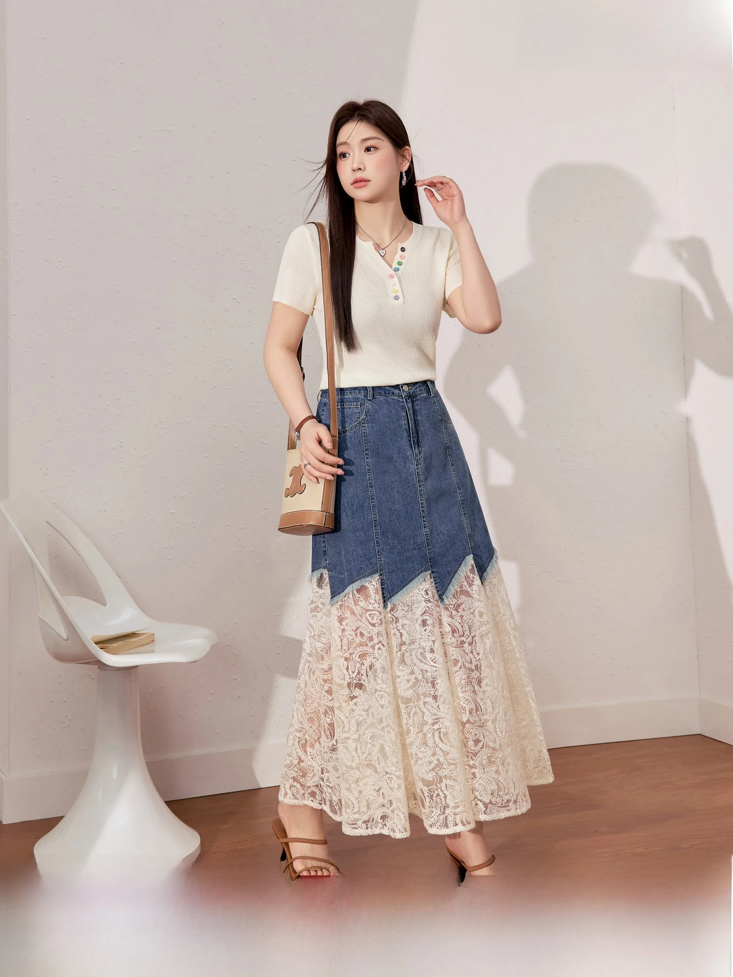 

Комплект женской одежды больших размеров Blue Language: джинсовая юбка с кружевными вставками и пуговицами, летний дизайн...