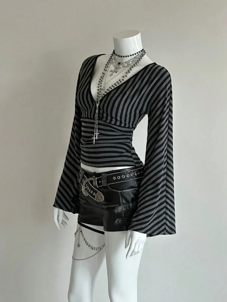 Blusa Corta para Mujer Estilo Urbano Alternativo, Negra con Rayas Grises, Adornada, Cuello en V Profundo, Manga Campana, con Lazo Cruzado 2026