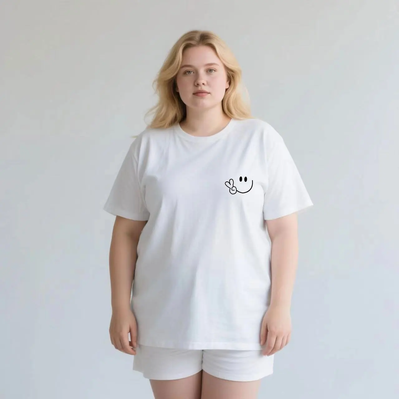 

Левая грудь, маленькое улыбающееся лицо, принт, большие размеры, женская повседневная футболка с короткими рукавами, белая
