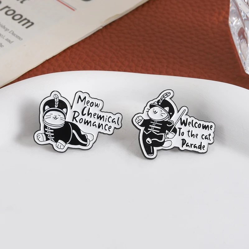 مرحبا بكم في القط موكب المينا دبوس مضحك العسكرية القط مواء الكيميائية الرومانسية دبابيس شارة التلبيب مجوهرات هدايا للأصدقاء