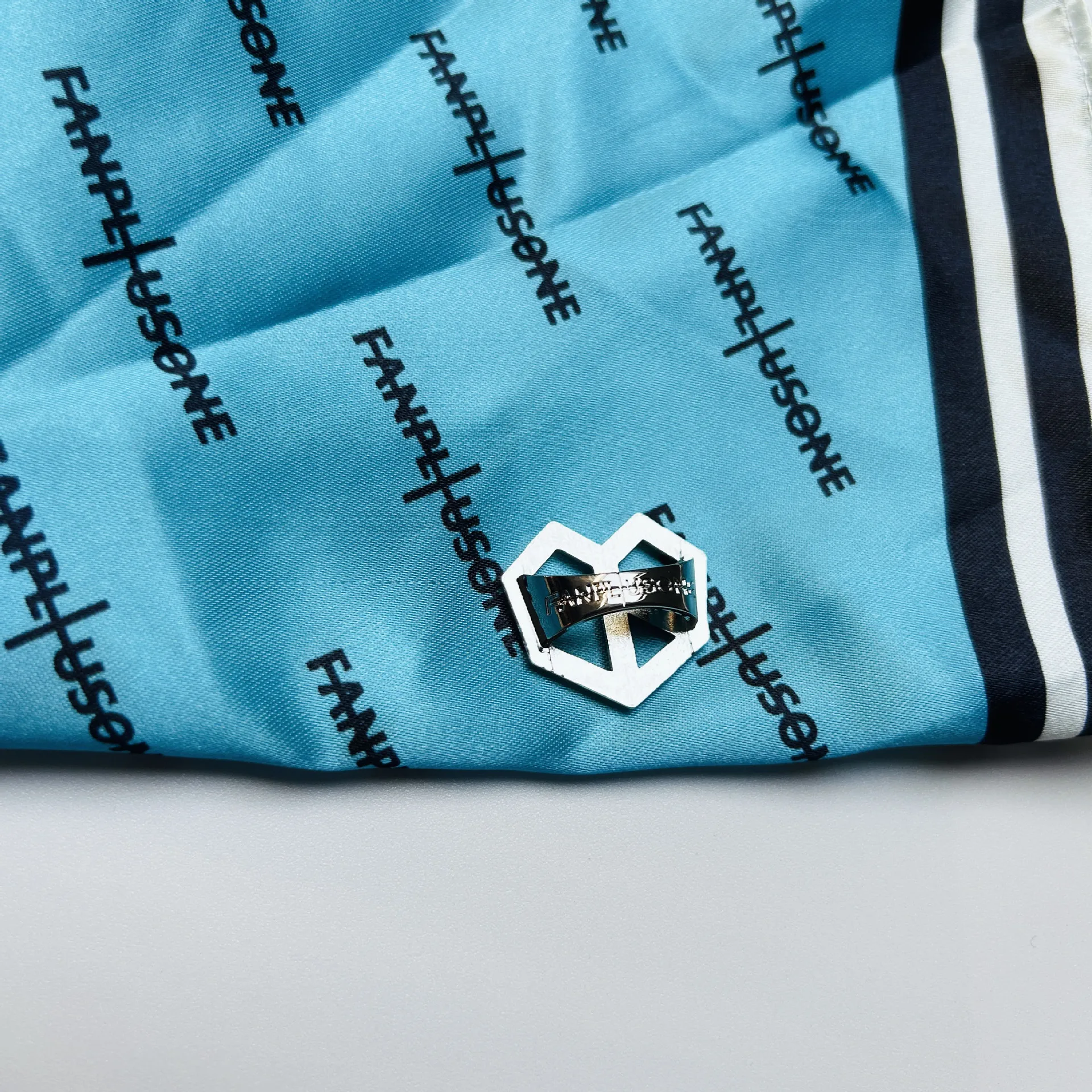 KPOP المعبود الصبي G-DRAGON نفس النمط الأوشحة Gaoyang الحفل منشفة مربعة الأوشحة طوي الحجاب الأجهزة الطرفية المشجعين الهدايا