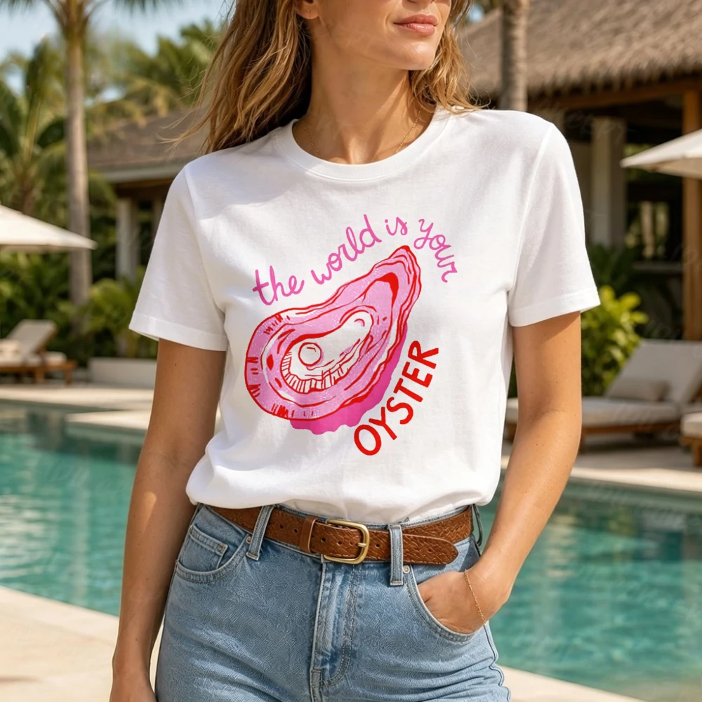 Camiseta de algodón oversize para mujer con estampado de concha de ostra rosa, estilo retro, para vacaciones en la costa, con la frase 'The World Is Your Oyster'