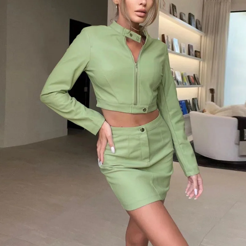 HKSH 2025 가을 신상 여성 투피스 PU 가죽 세트 스탠드 칼라 지퍼 재킷 숏 랩 스커트 펑크 섹시 패션 시크 HK14771