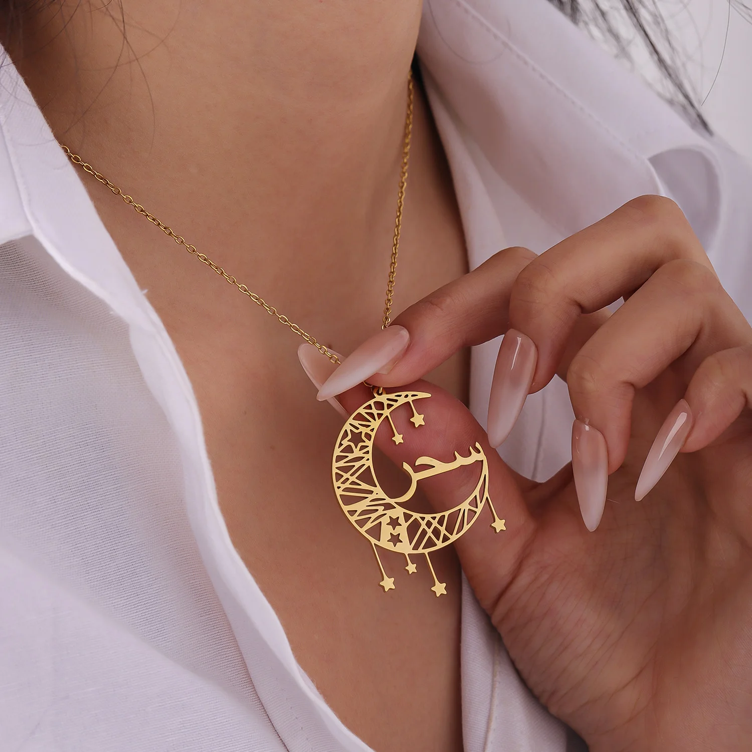 colar-personalizado-com-nome-em-Arabe-pingente-de-lua-e-estrela-joias-muculmanas-banhadas-a-ouro-18k-presente-de-eid-ramadan-para-mulheres