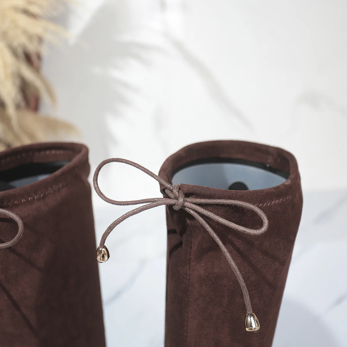 Damen Overknee-Stiefel mit spitzer Zehenpartie, Stretch-Wildleder, transparenter Blockabsatz, Overknee-Stiefel mit Kordelzug am Rücken, Damen-Party-Fashion – Detail 3