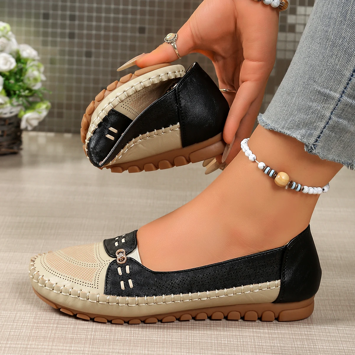 

Women’s Slip-On Loafers Wide Fit Comfortable Flats, Lightweight Breathable Colorblock Shoes with Chain Detail, Durable Rubber