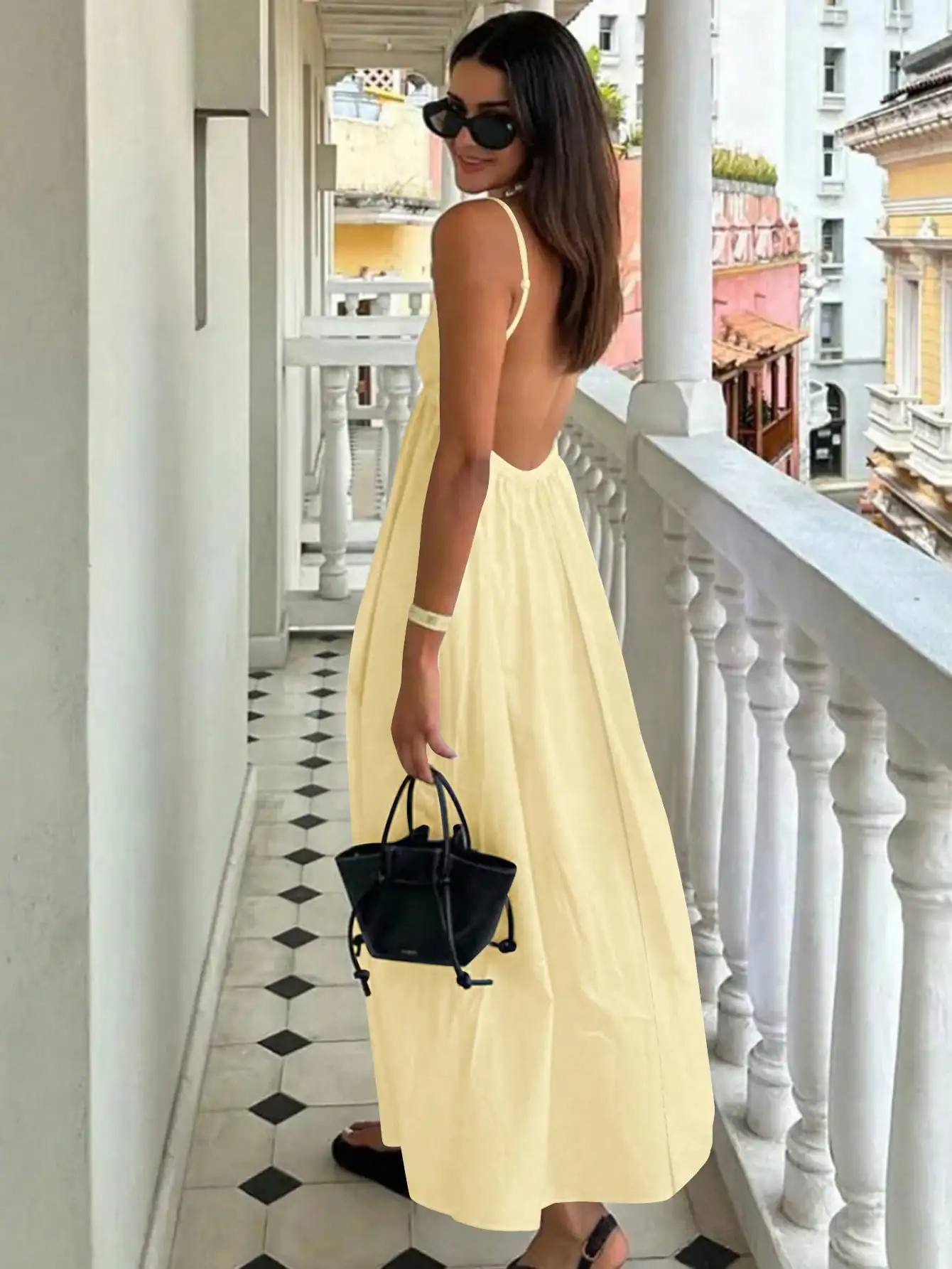 

Женское летнее платье макси без спинки на тонких бретелях — однотонное желтое, готово к пляжу и отпуску
