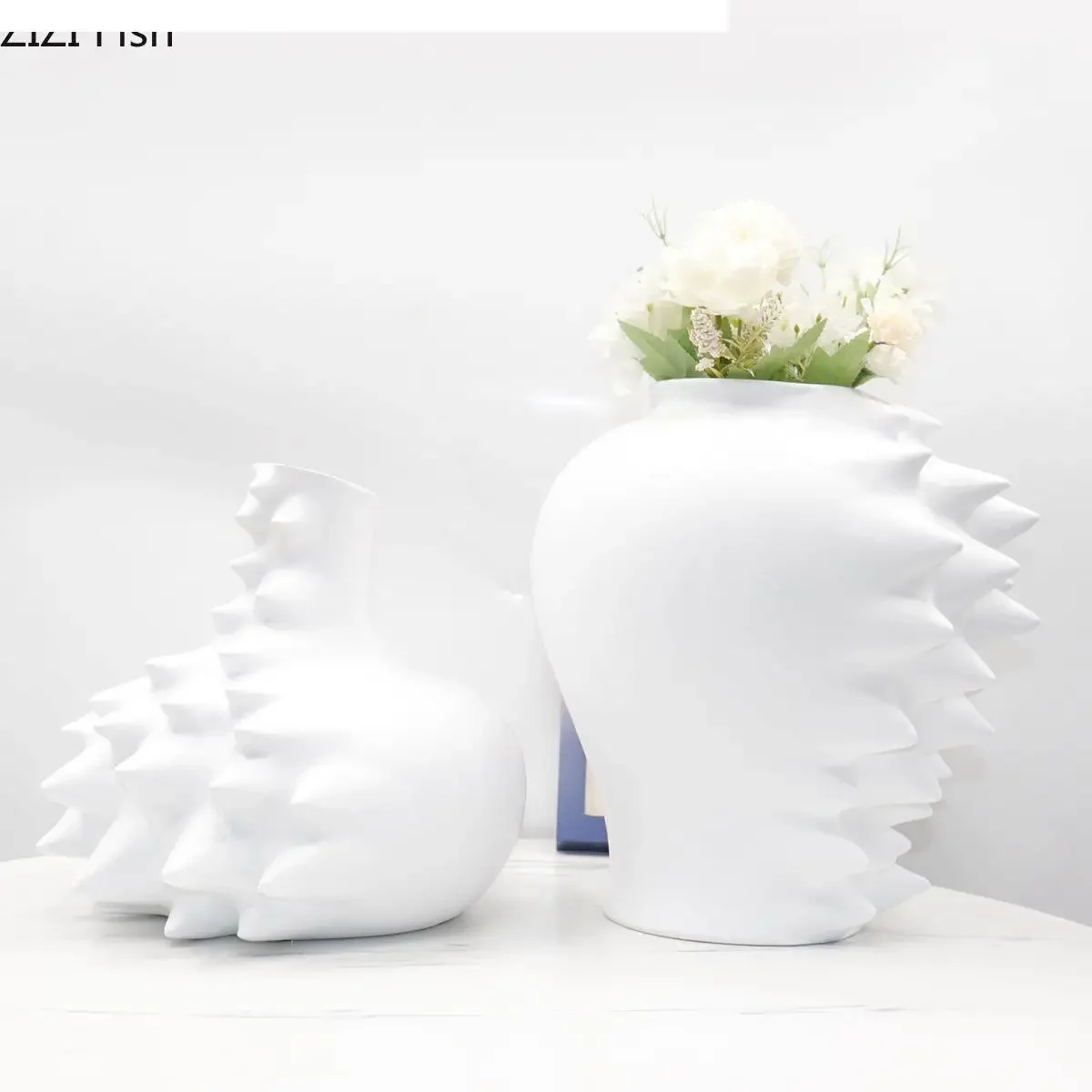 Vase d'angle en céramique avec pointes de bosse