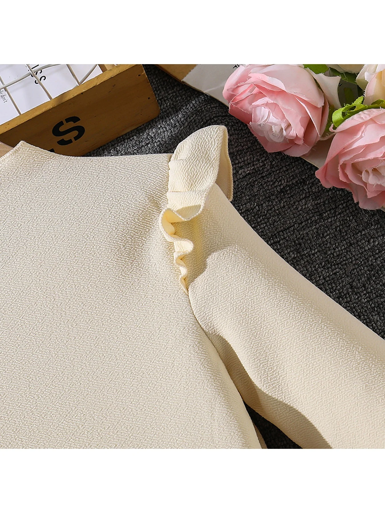 Elegantes, modisches Kinderkleid mit Rüschen und Falten, langen Ärmeln, einfarbig, Rundhalsausschnitt, mittellanger Rock für Kinderbekleidung. – Detail 5