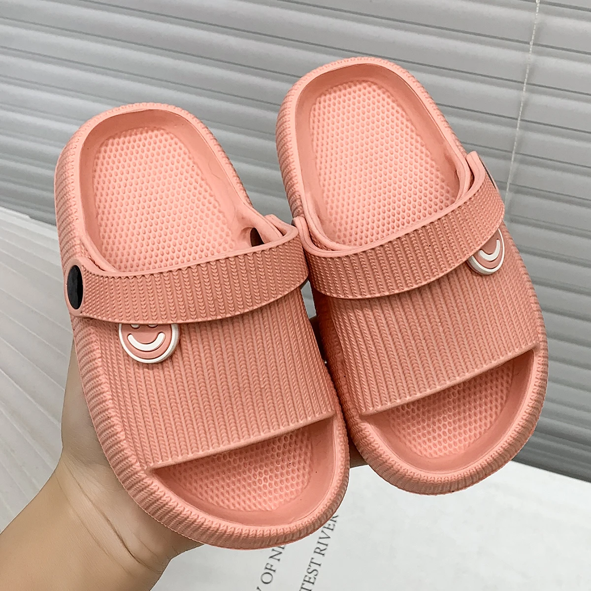 Kinderhausschuhe für den Heimgebrauch, Indoor-Badeschuhe, Jungen- und Mädchenhausschuhe für den Außenbereich, rutschfeste, weichsohlige Baby-EVA-Sandalen. – Detail 5
