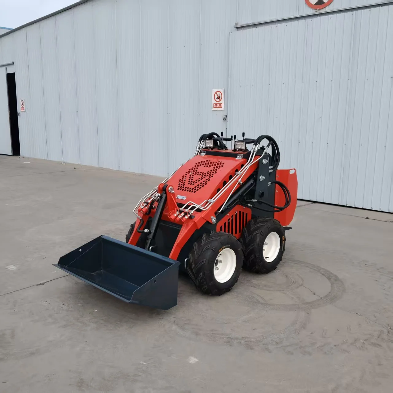 جرافة انزلاقية صغيرة للغابات 600 كجم جرافة صغيرة مع جرافة انزلاقية هيدروليكية دلو #2