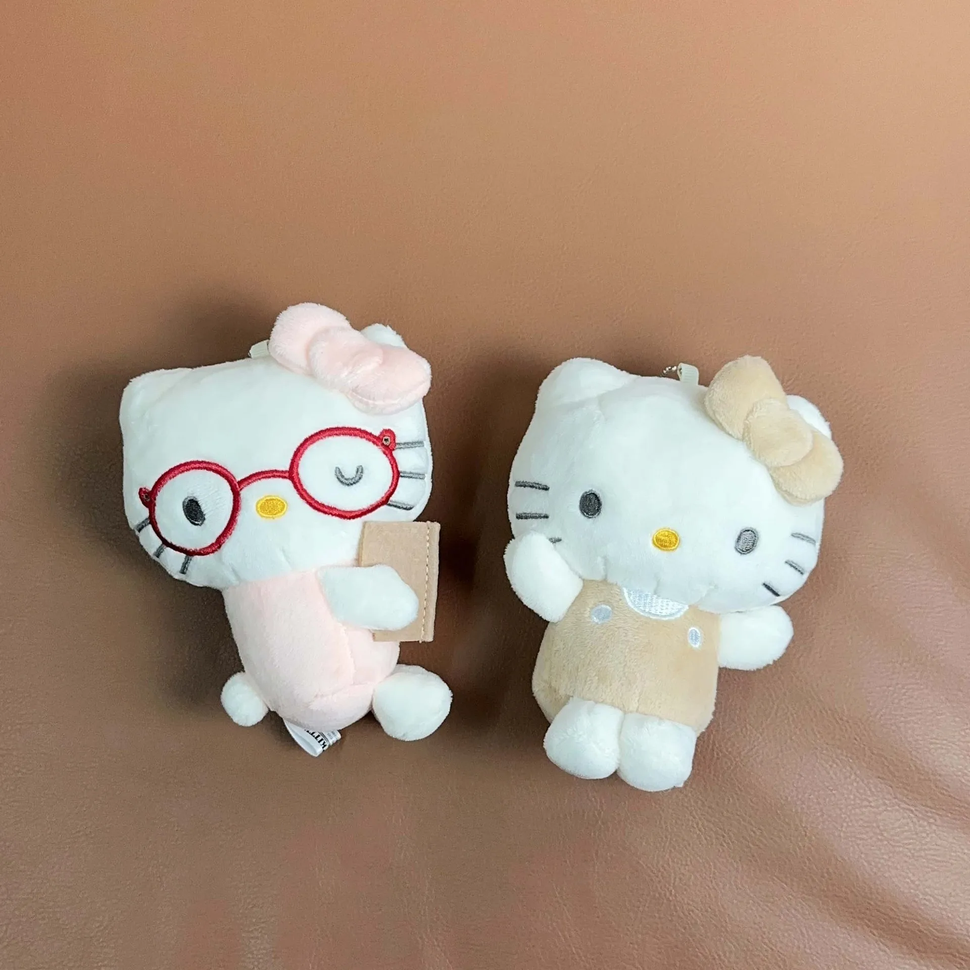 Süße Hello Kitty Heisei Hot Girl Plüsch-Schlüsselanhänger Brille Milchkamera Cartoon Kätzchen Suffed Doll Rucksack Dekoration ﻿