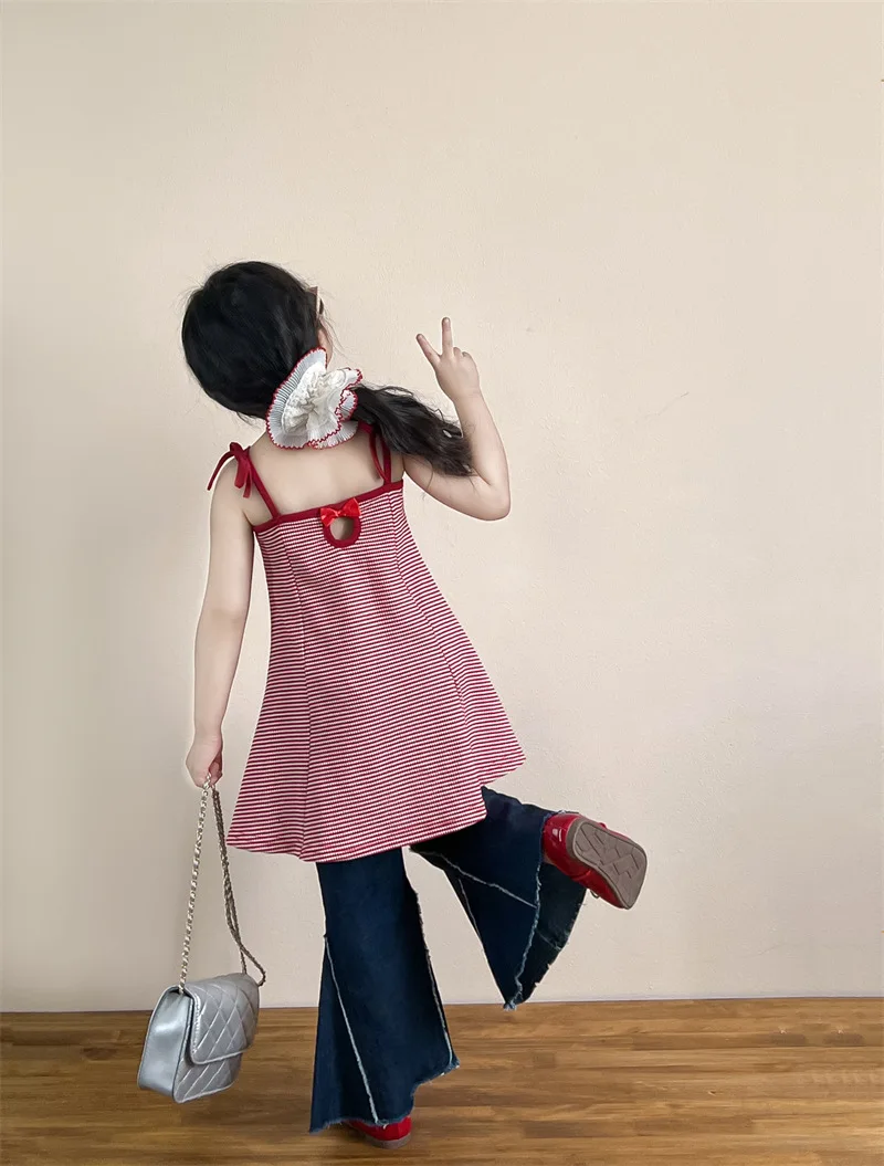 بدلة بناتي لصيف 2025 ملابس أطفال جديدة للفتيات الصغيرات تنورة بحمالات بفيونكة مجوفة من الخلف بحافة فروي سراويل جين متوهجة مجموعتين #3