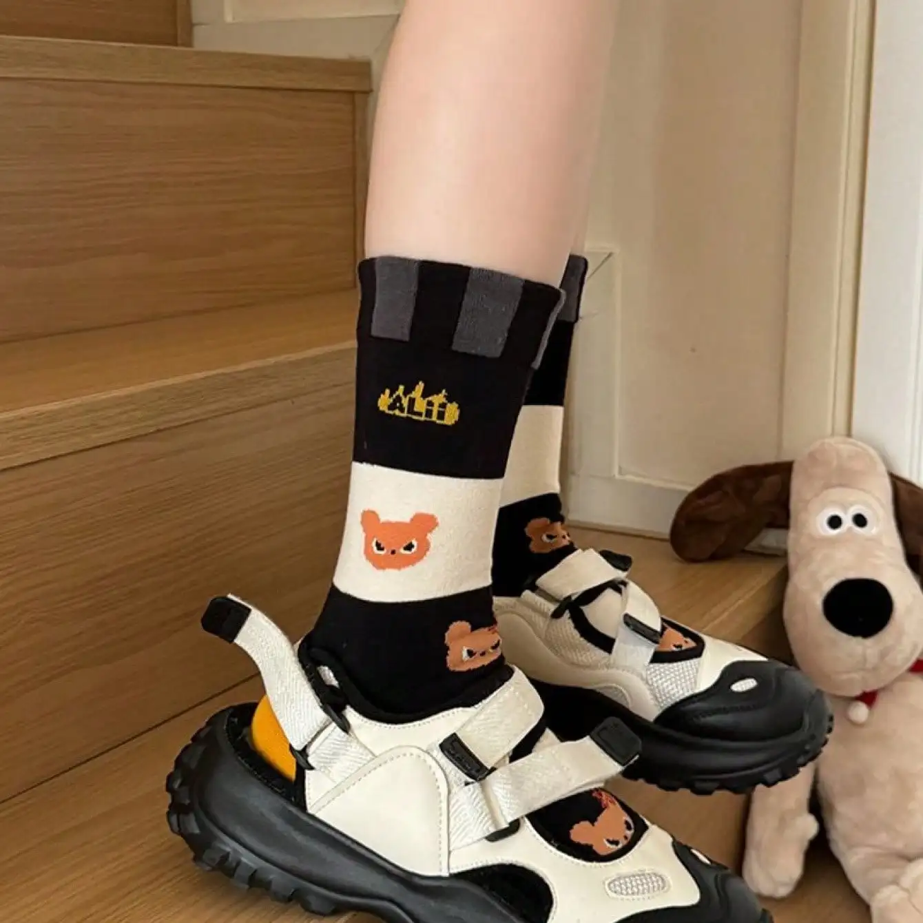 4 أزواج من جوارب الشطرنج باللونين الأبيض والأسود الجديدة لعام 2025، سلسلة الدب اللطيفة والغمزة الكرتونية، جوارب عصرية للنساء