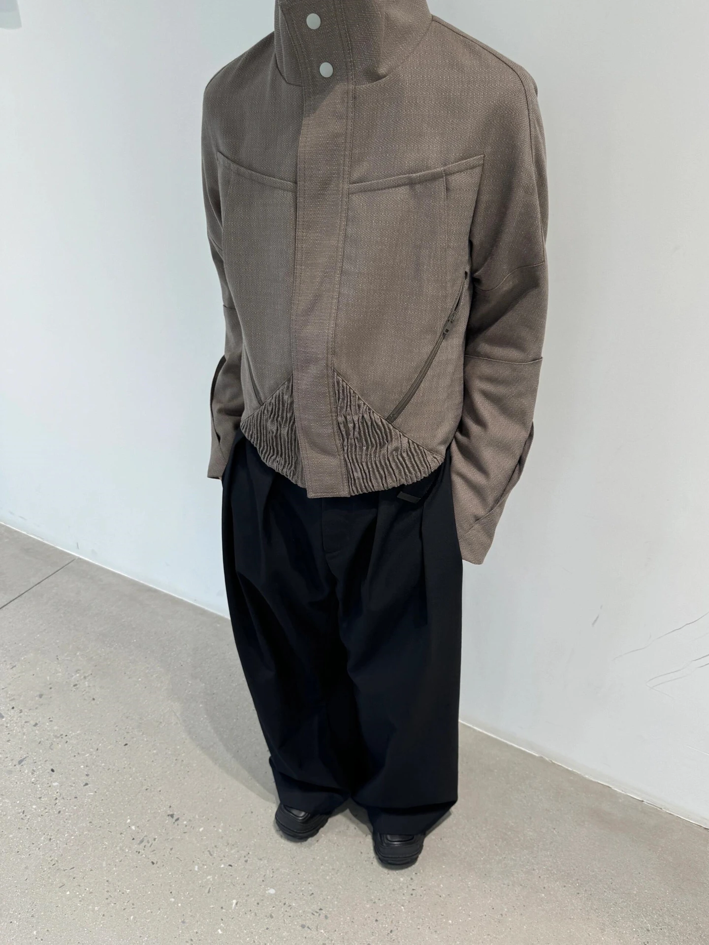 Jaqueta KIKO KOSTADINOV Khaki com Zíper Curto e Manga Longa, Estilo Cleanfit, 100% Algodão, Ideal para o Dia a Dia, Casaco Ju...