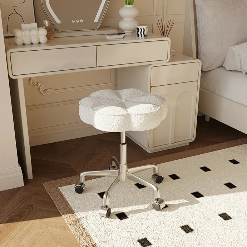 Tabouret de maquillage haut de gamme, avec roulettes, style huile de lait, tabouret de coiffeuse pour chambre à coucher, design floral célèbre sur Internet