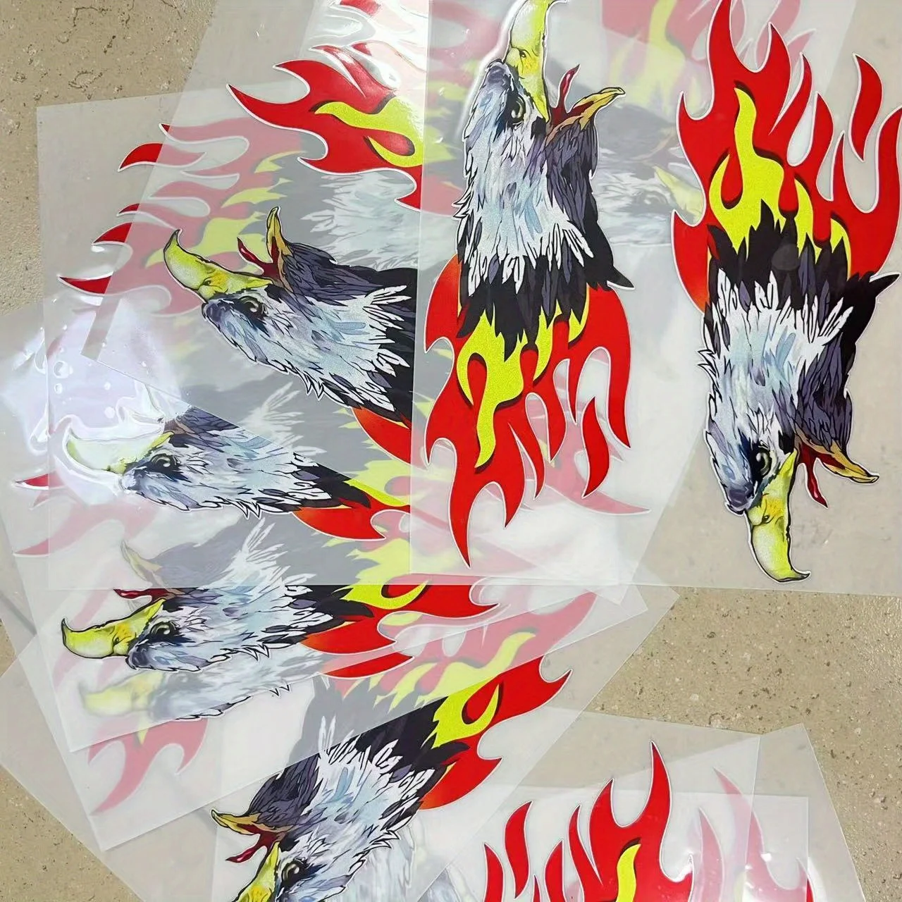 

Серпантинчатый клюв, похожий на нож, красное пламя и желтый огонь, окружающие голову орла, наклейка на автомобиль, орлиные глаза острые.