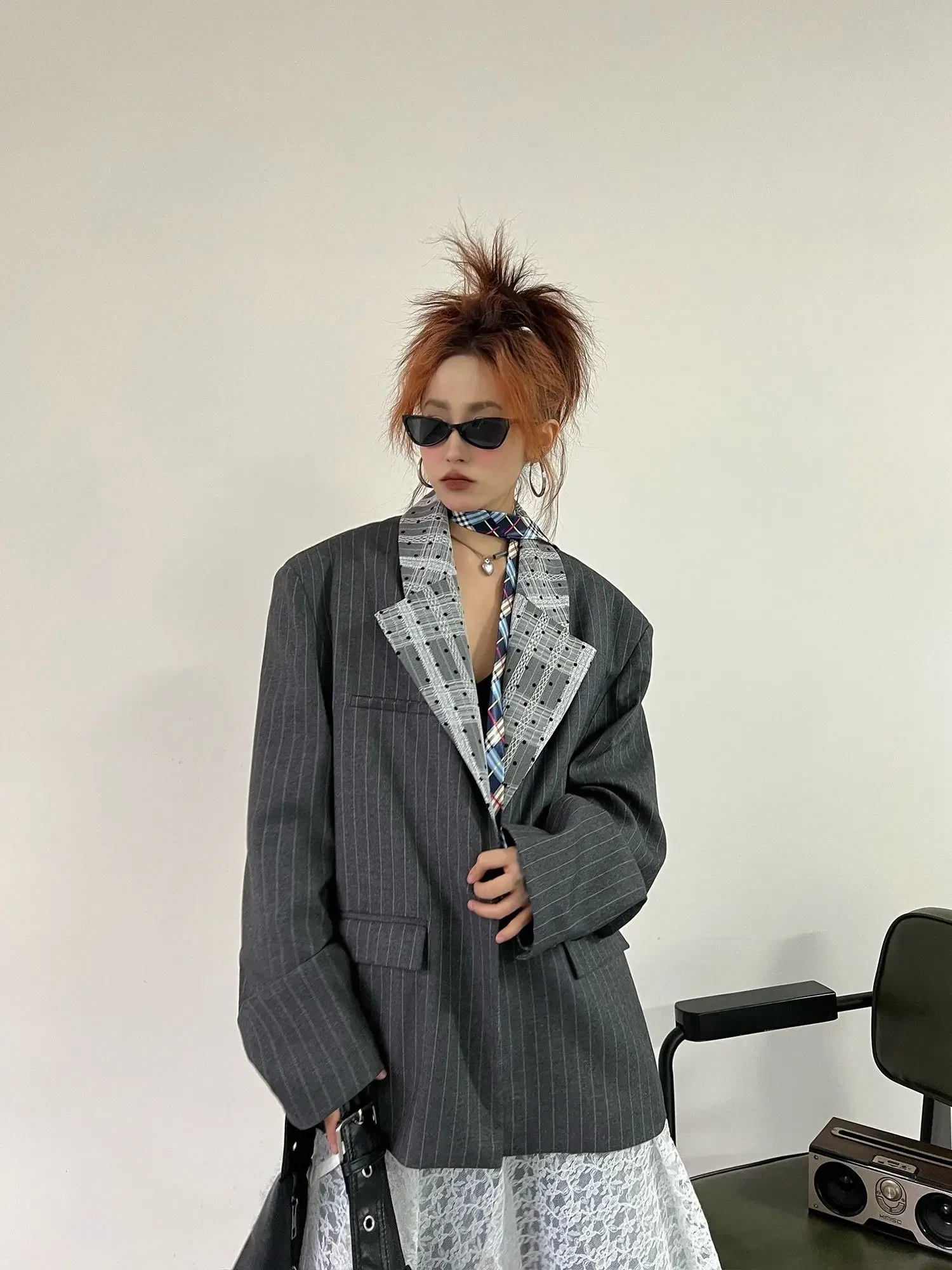 بدلة خريف جديدة لخريف 2025 ذات ياقة من الدانتيل بتصميم عالي سترة غير رسمية مخططة باللون الرمادي للنساء