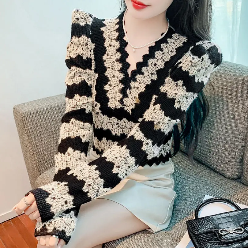 Lace Long Sleeved Top for Women in 2024 Chinese New Year V-neck Fashionable and Stylish with Bubble Sleeves as the Base Layer