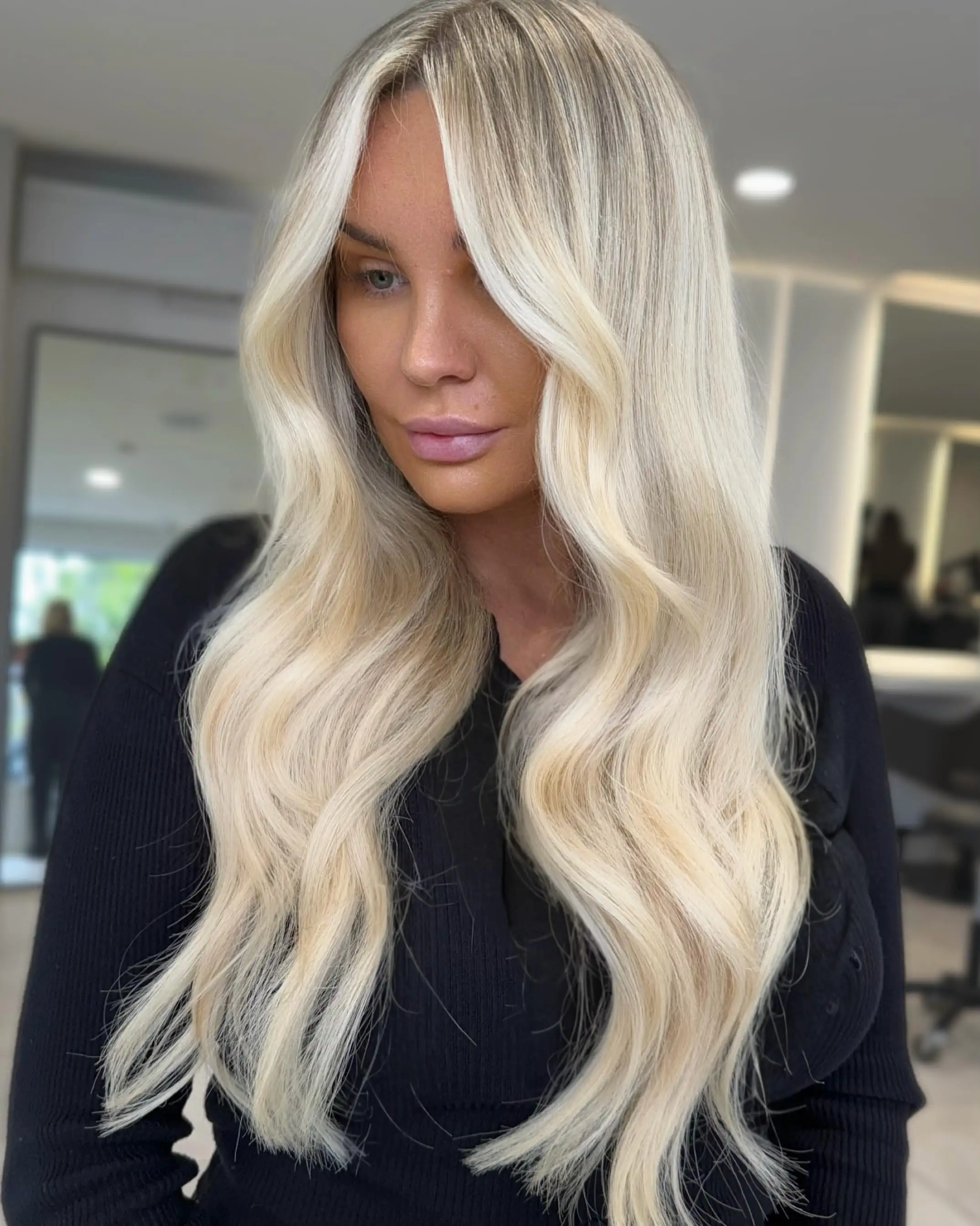 Blonde Shoulder Length Wavy Synthetic Wig Platinum Daily Natural Look Heat Resistant Cosplay Wig for Women with Body Hair