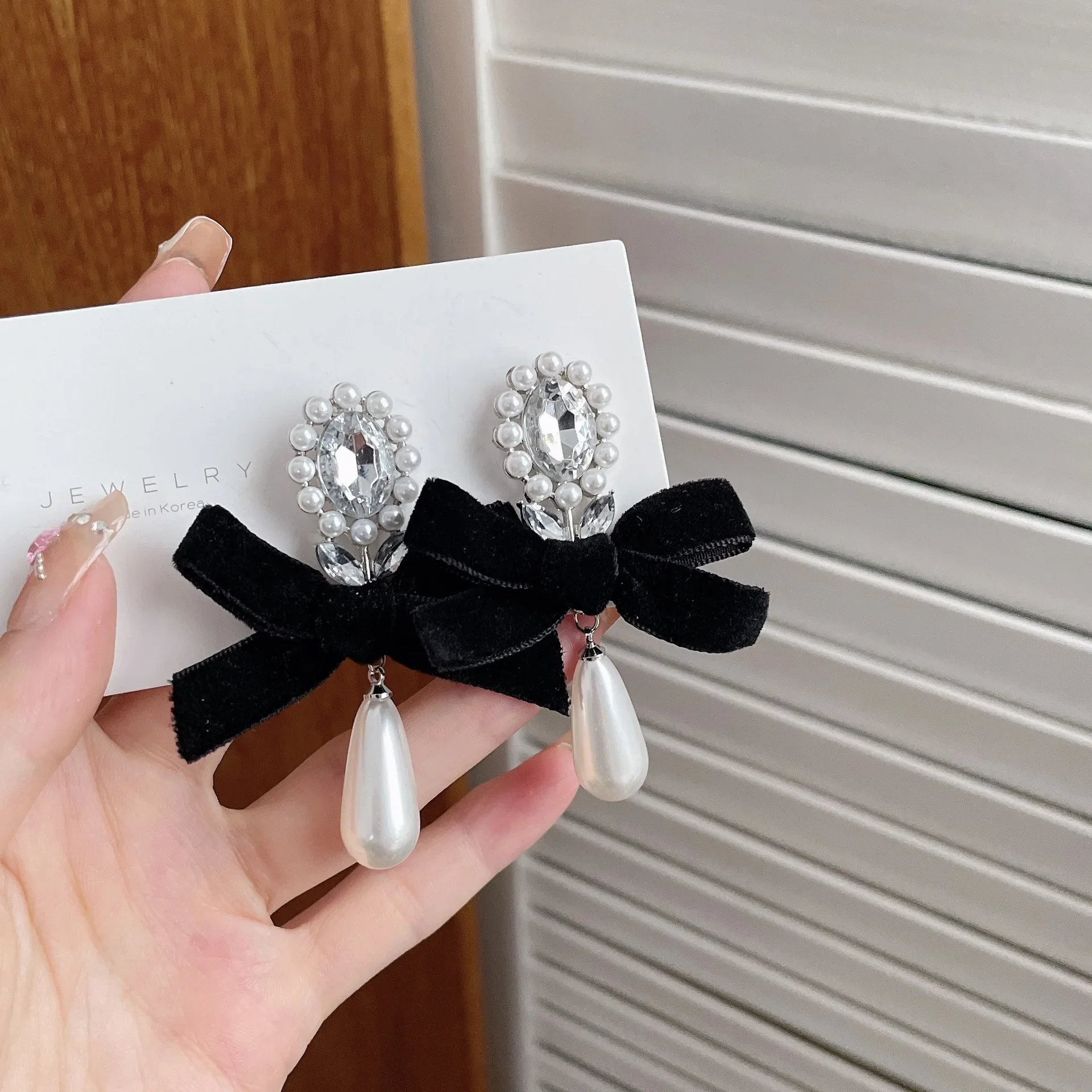 Vintage Velvet Black Bow Ear Clips Earrings 2024 Winter New Trendy Rhienstone Pearl Clip on Earrings Without Piercing for Women