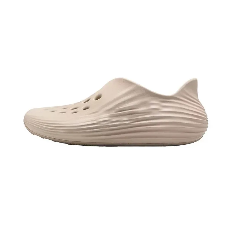 Los zapatos con agujeros antideslizantes para hombres se pueden usar afuera, suelas gruesas para exteriores aumentan la altura, suelas blandas desodorantes silenciosas de moda de verano