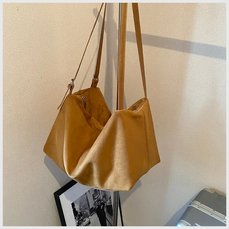 Casual Retro Large Capacity Suede Bag for Women 2024 New Autumn and Winter Commuting Shoulder Bag, Short Distance Fitness Bag