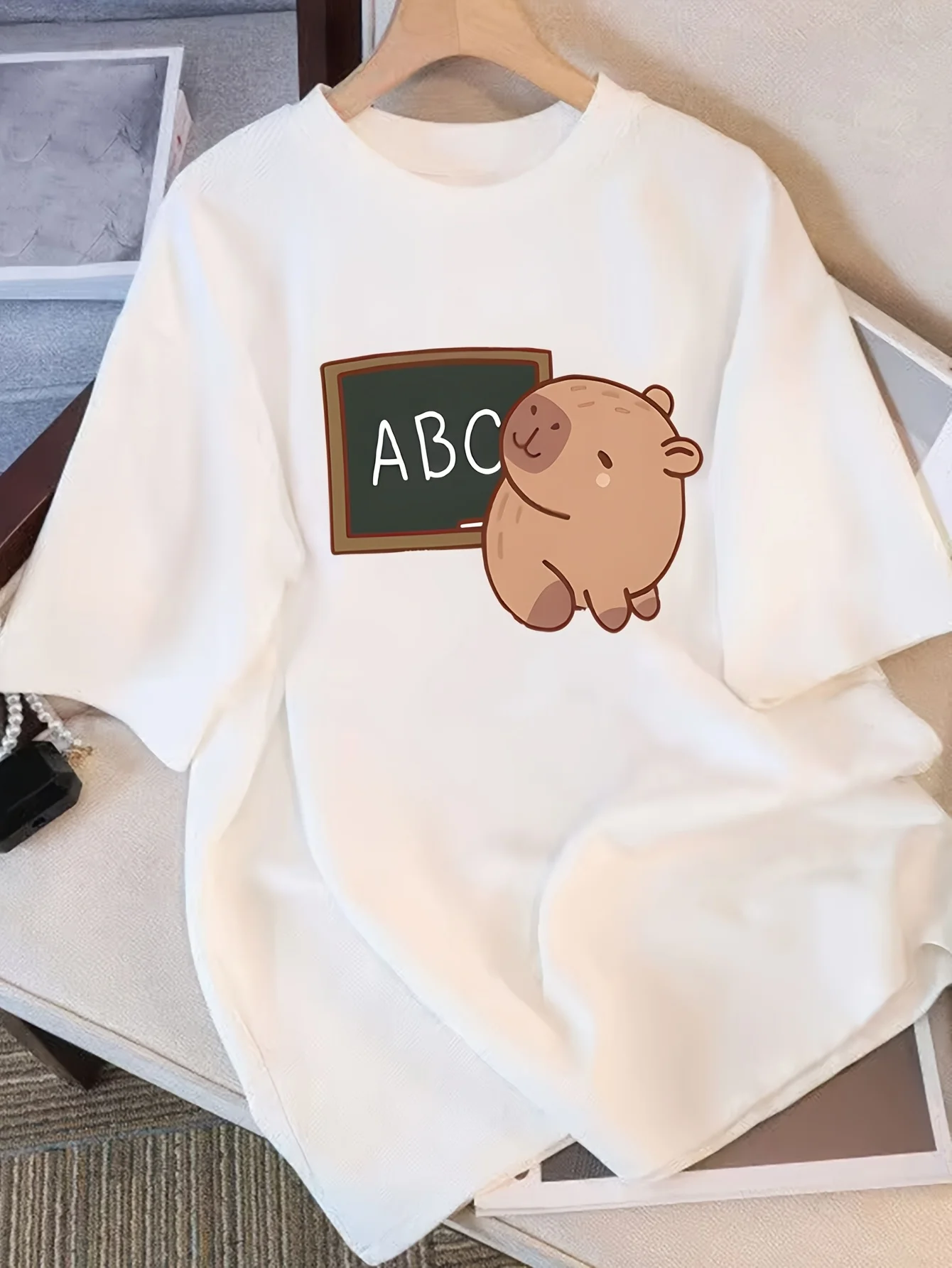 Cute Capibala English Learning Women's T-shirt Round Neck Short Sleeve Casual Top for Daily Wearing Fashion Pattern T-shirt