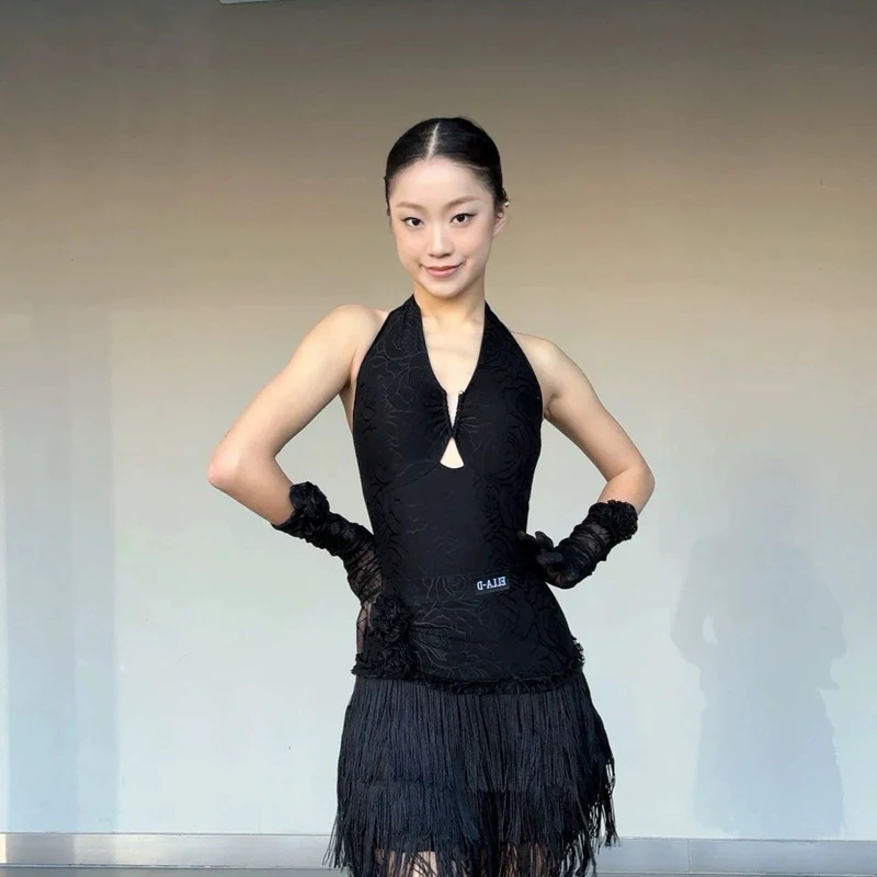 Abito da ballo latino da donna Abito da donna con frange bianche nere Top con scollo all'americana Gonna Guanti Set Costume da competizione latino
